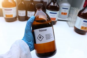 Embalagem de Thinner em Laboratório